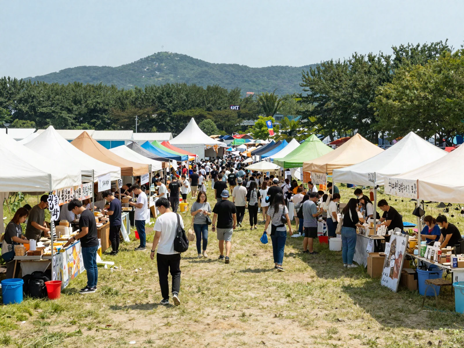 많은 사람이 모인 야외 축제